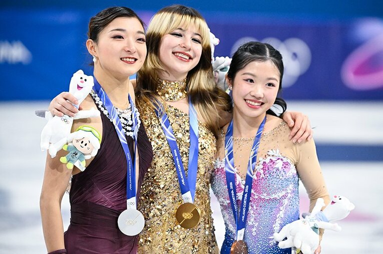 女子フィギュアでメダルを獲得した（左から）坂本花織、アリサ・リュウ、中井亜美。ブラジル人記者も感動したという ／ photograph by Asami Enomoto/JMPA