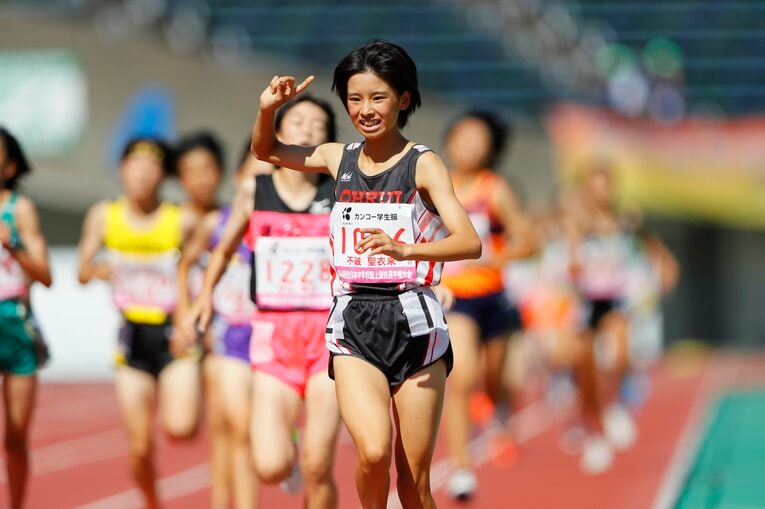 2017年全中陸上女子1500m、トップでゴールテープを切る不破聖衣来14歳　©︎AFLO