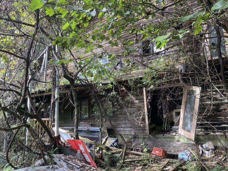 外から見える建物の入り口。すでに廃墟と化している　©Hiroki Kakehata