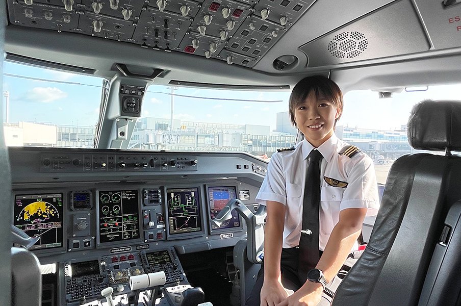 《日本全体だと比率1%》難関を突破して夢を叶えた女性パイロットは、“超多忙”なのになぜラグビーのレフリーを?<Number Web> photograph by J-AIR