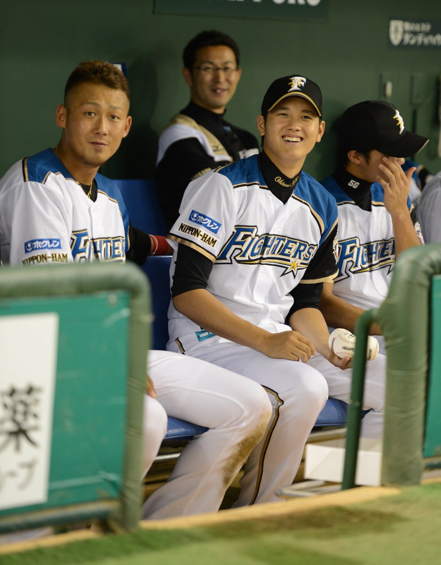 チームの勝利後、ベンチで笑顔を見せる1年目の大谷　©Sankei Shimbun