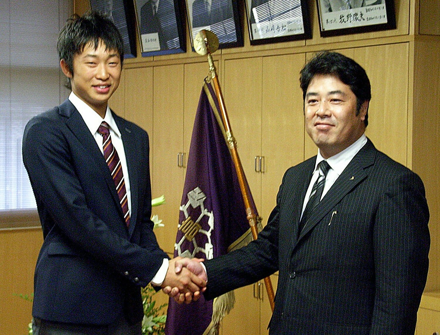 楽天の米田球団代表（右）から指名あいさつを受けた寺田。球団も高い評価をしていた　©︎JIJI PRESS