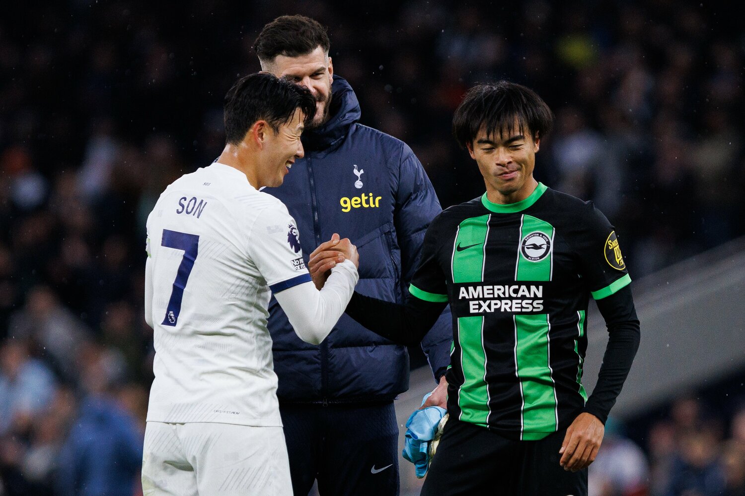 2月10日のトッテナム戦。1－2で逆転負けした試合終了後、ソン・フンミンが三笘に歩み寄り握手を交わした　©AFLO