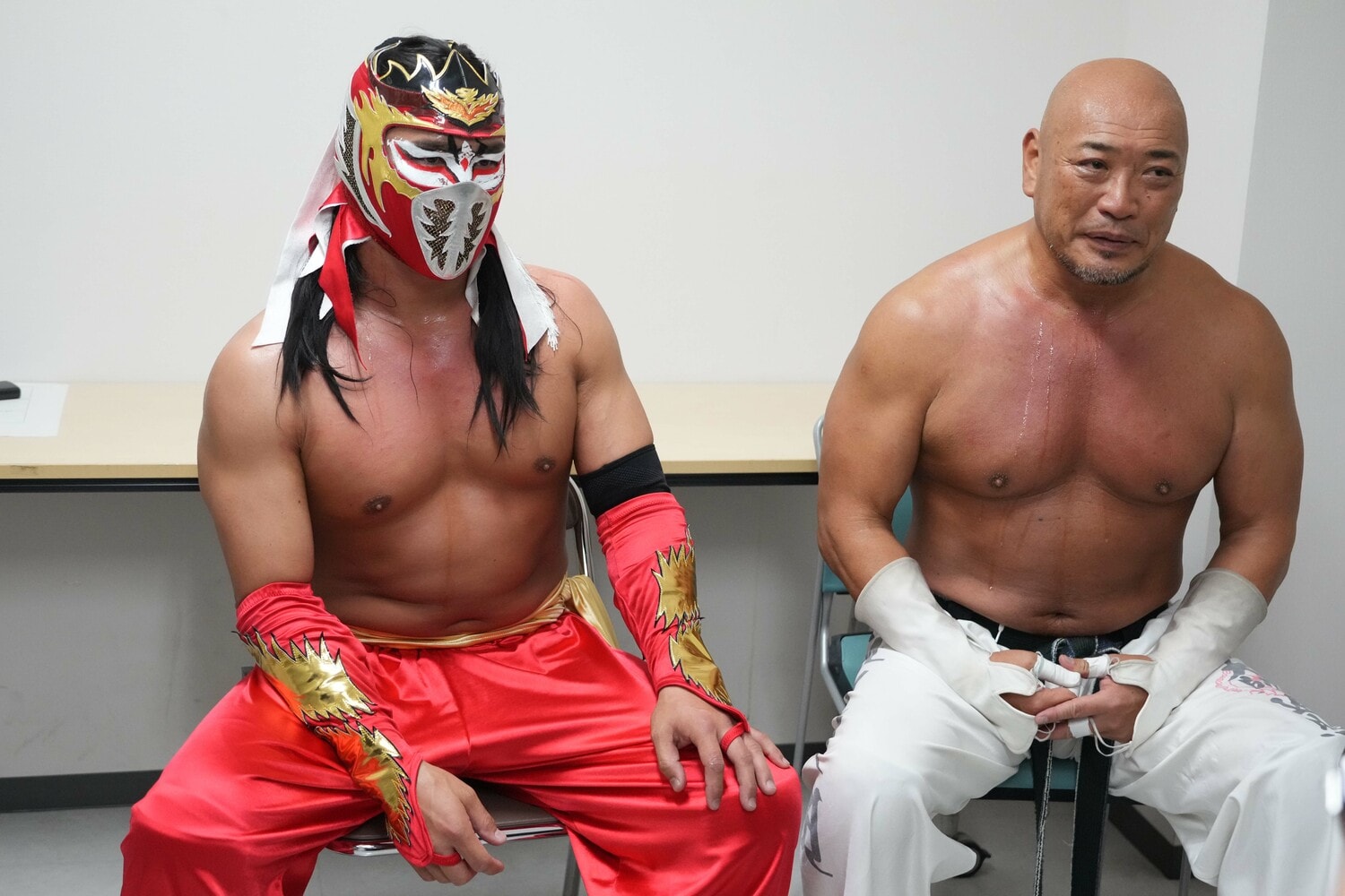 新崎人生の話を隣で聞くハヤブサ　©Essei Hara