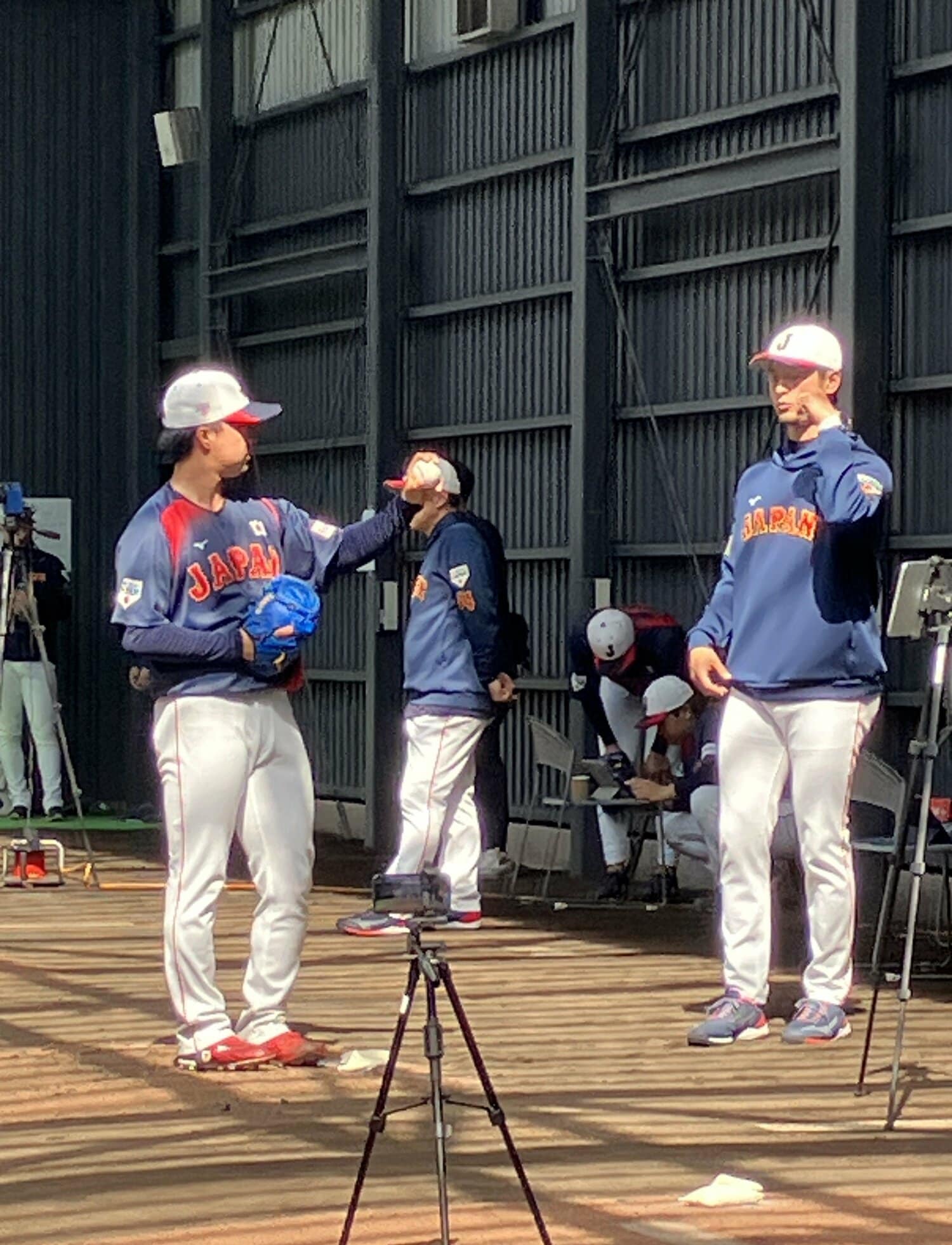 「スライダー」を伝えるジェスチャーまで、細部にわたって佐藤に教えるダルビッシュ　©NumberWeb