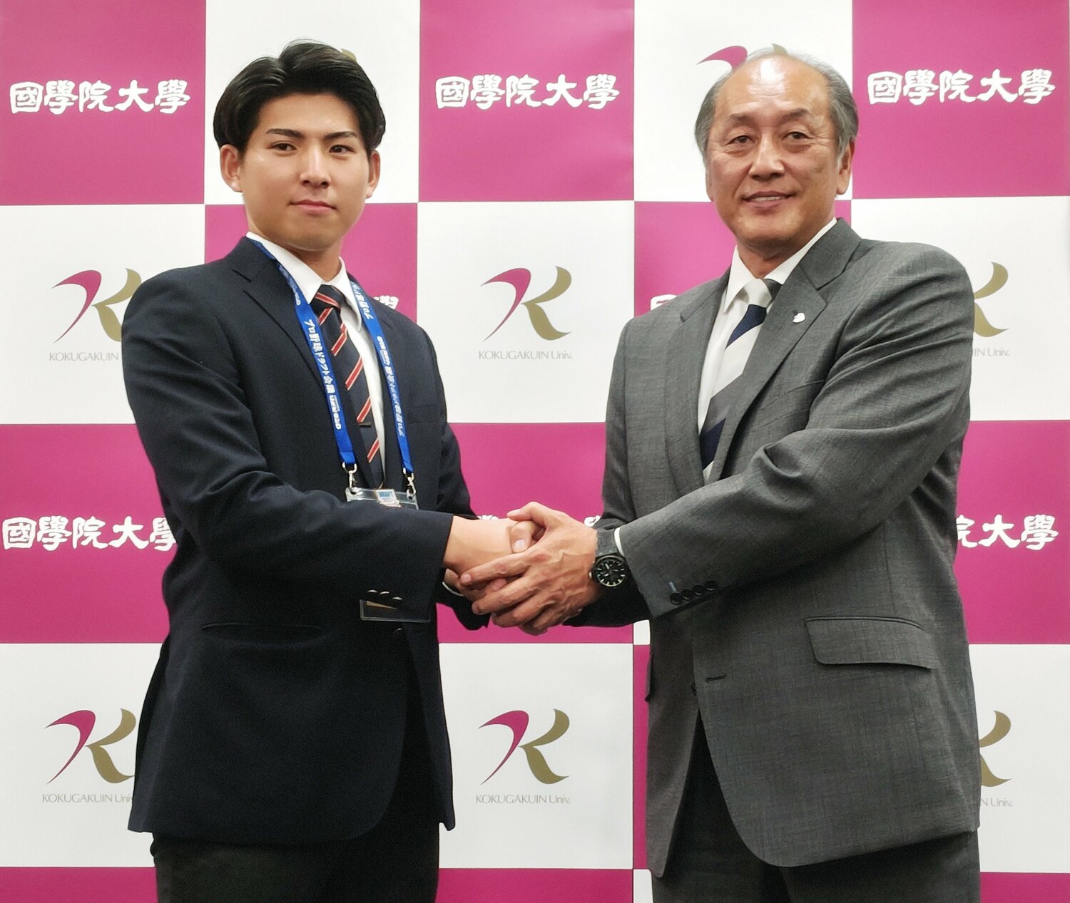 西武の渡辺久信ゼネラルマネジャー(右)。左は2023年ドラフト1位の国学院大・武内夏暉 ©JIJI PRESS