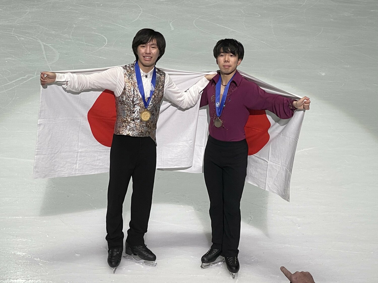 写真は四大陸選手権。1位の三浦と、3位の佐藤駿　©Akiko Tamura