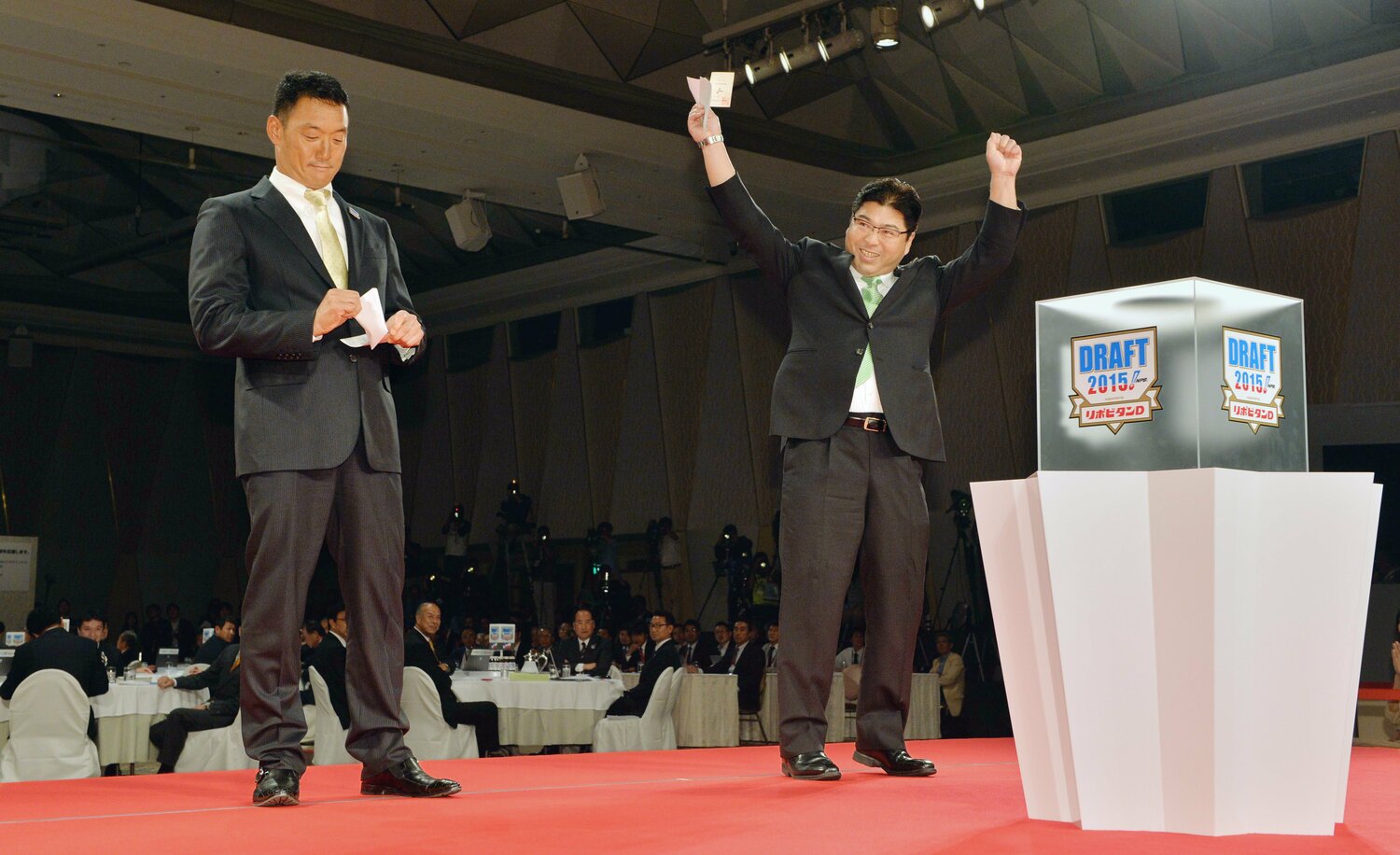 2015年のドラフト会議では、ヤクルトの真中監督がくじを誤認するハプニングも　©JIJI PRESS