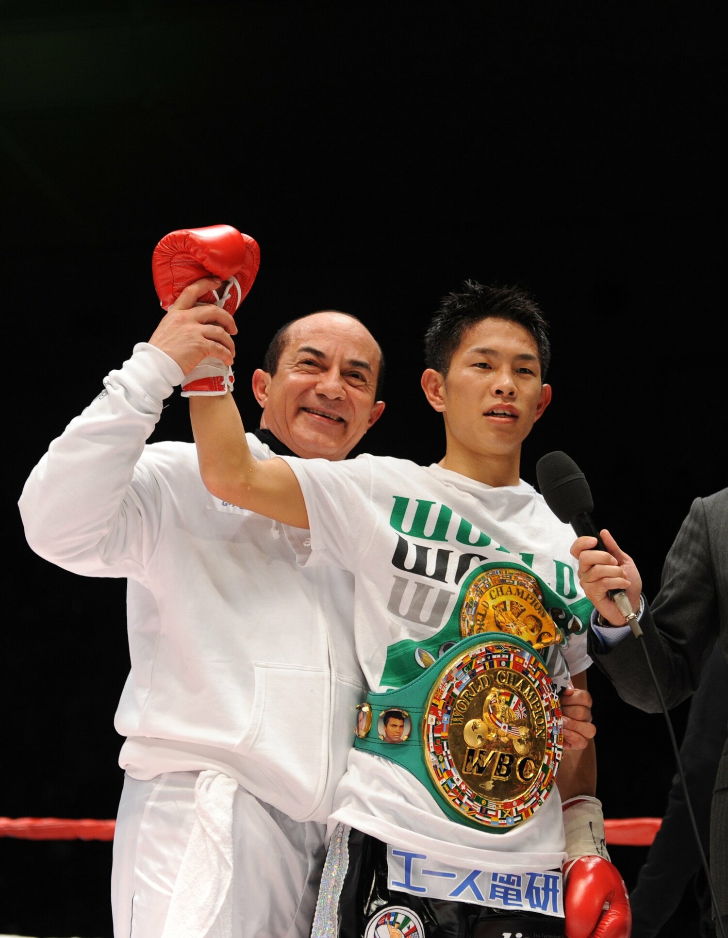 2011年2月11日、WBC世界ミニマム級タイトルマッチ。プロ7戦目で世界王者になった井岡一翔とサラス ©AFLO