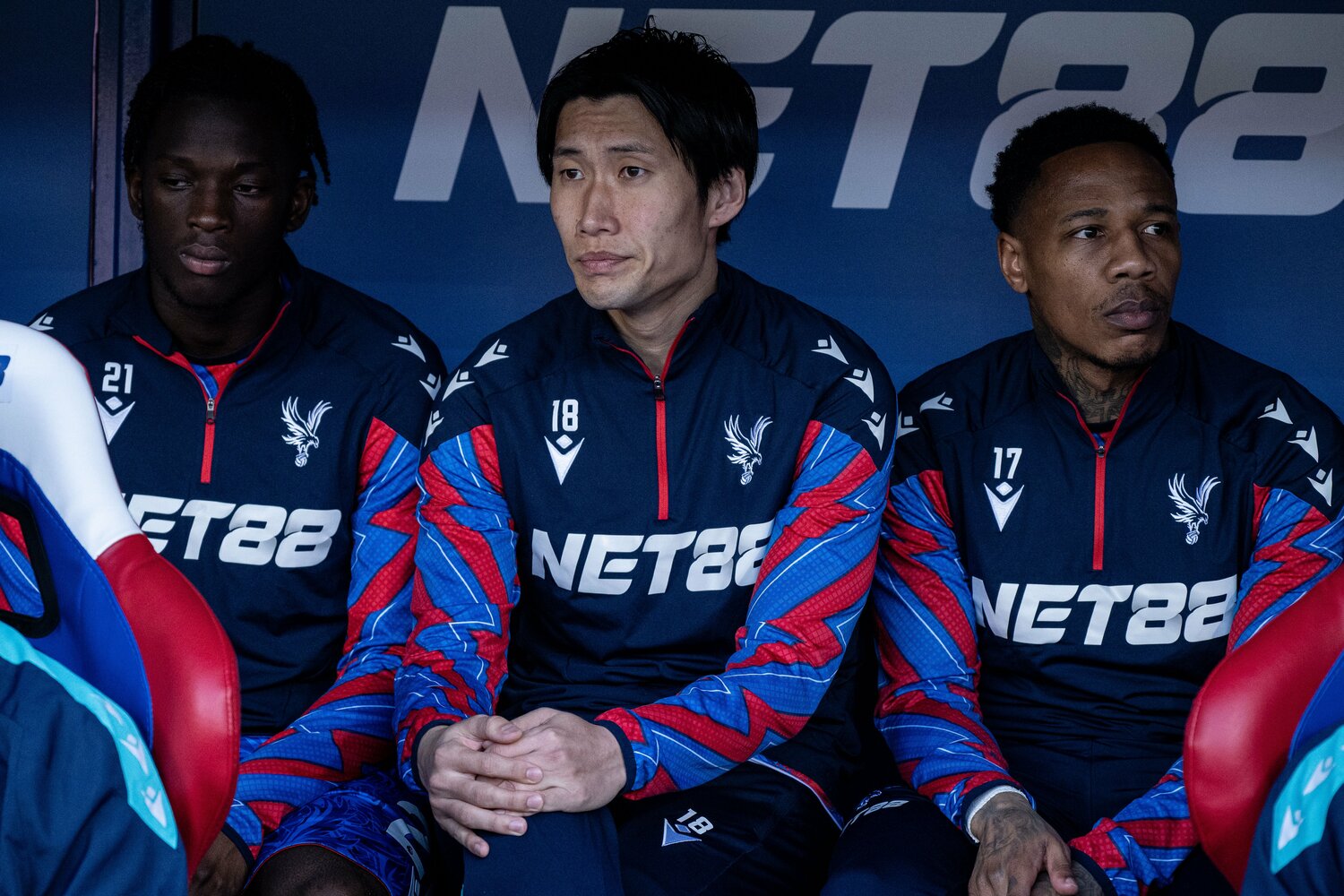 ベンチに座る鎌田大地。プレミアリーグ28節までで先発は10試合　©Getty Images