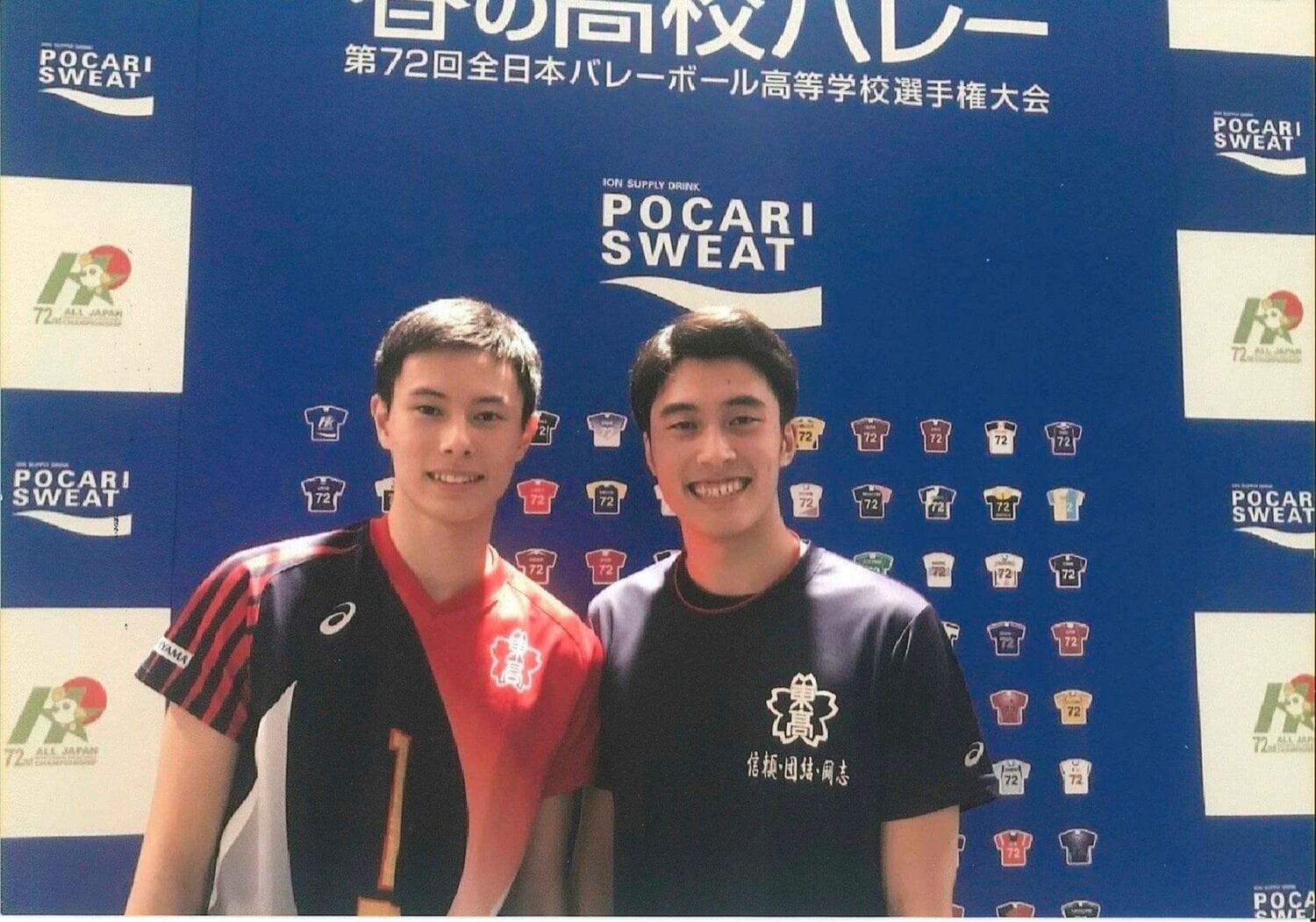 春高バレーに出場した弟の応援に駆けつけた兄・塁（右）（母・小百合さん提供）
