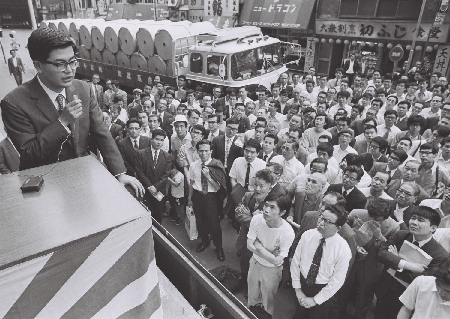 1972年に行われた第31期名人戦で初めて名人になった中原誠。最終第7局は大山優勢からの逆転勝利だった。写真は、翌日ファンに棋譜を解説する姿　©BUNGEISHUNJU