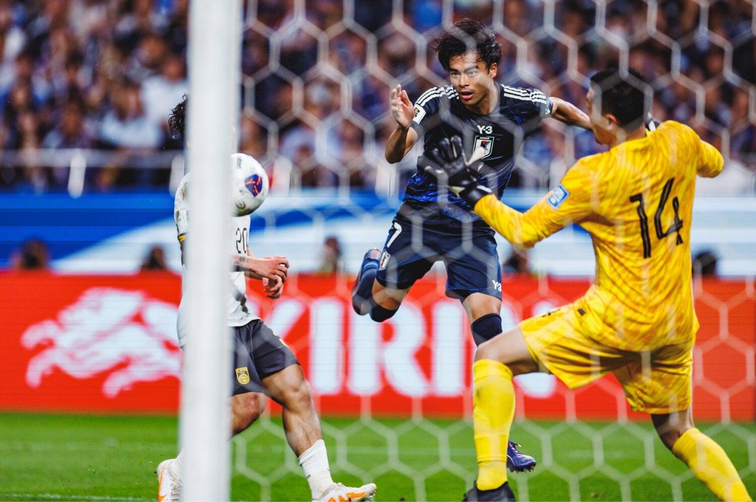 堂安から三笘。右WBのクロスに左WBが合わせてゴールを陥れるというファインゴールだった　©Kiichi Matsumoto