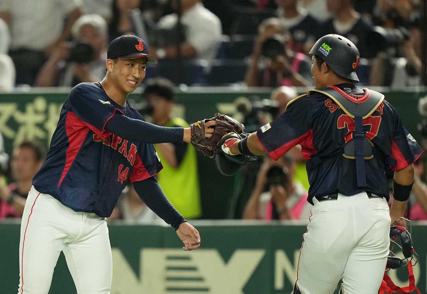 今年8月の侍ジャパン壮行試合で好投し、捕手とタッチを交わす大学日本代表・細野 ©︎SANKEI SHIMBUN