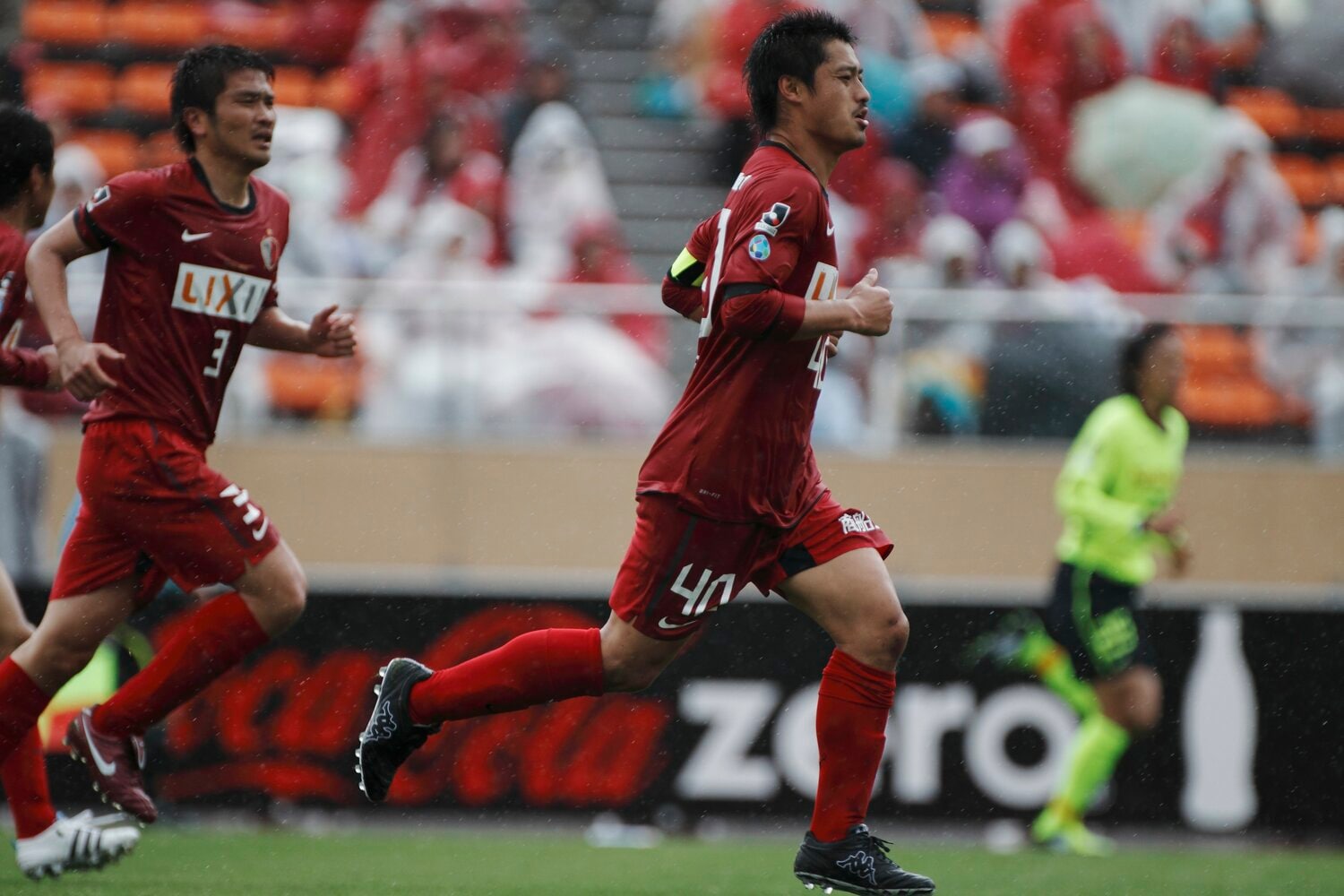 2011年4月23日、再開したJリーグの試合で鬼気迫る表情でプレーする小笠原満男 ©︎Tamon Momozono