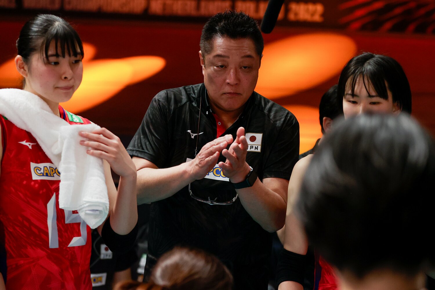 2022年世界選手権で選手に声をかける眞鍋政義監督　©︎Getty Images