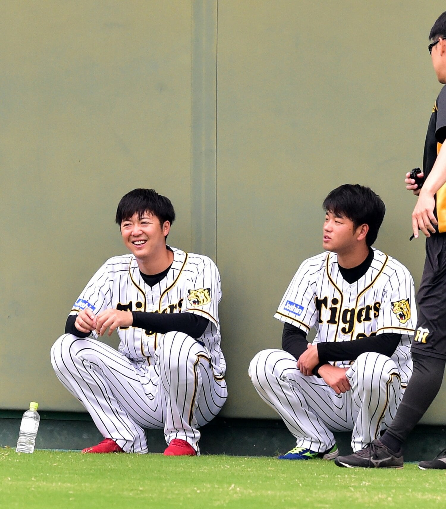 自分と同じように怪我に悩まされてきた高橋遥人（右）。後輩の復活登板には胸がいっぱいになった　©︎Sankei Shimbun