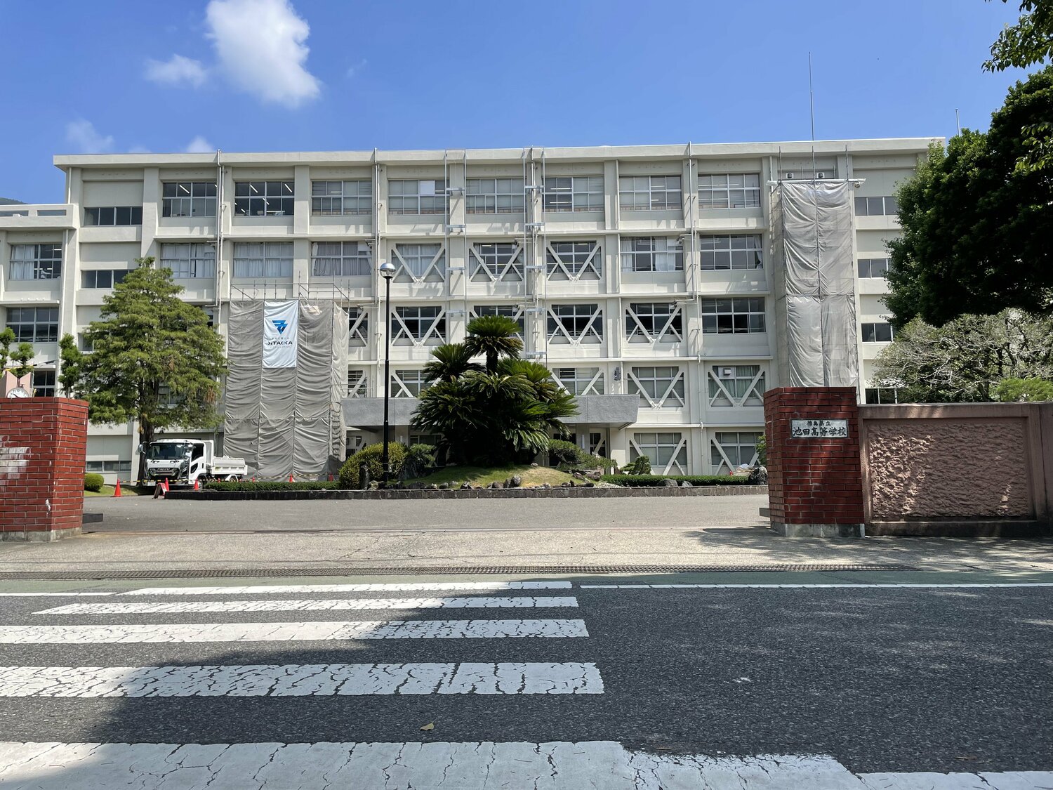 徳島最西端、山間にある池田高校。1980年代初頭、甲子園夏春連覇を果たし、高校野球界を席巻した ©NumberWeb