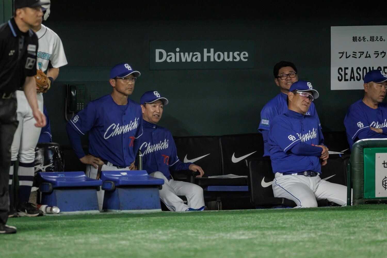 東京ドームのベンチで戦況を見守る中日の立浪和義前監督　©Kiichi Matsumoto
