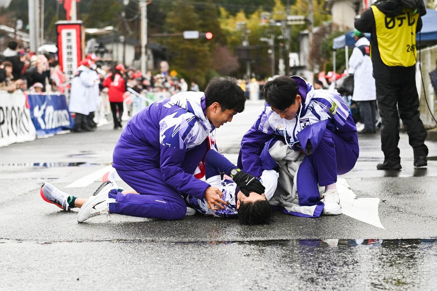金子を介抱する鈴木芽吹（左）と篠原倖太朗　©Nanae Suzuki