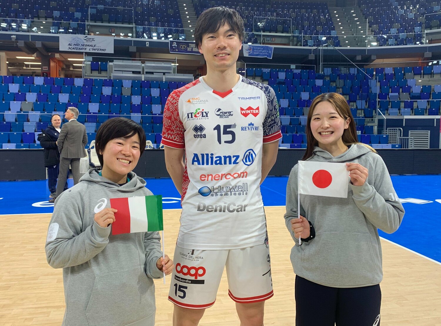 観戦に訪れたアイスホッケー日本代表の（左から）FW小山玲弥、DF山下栞と写真におさまる大塚達宣（写真=筆者撮影）