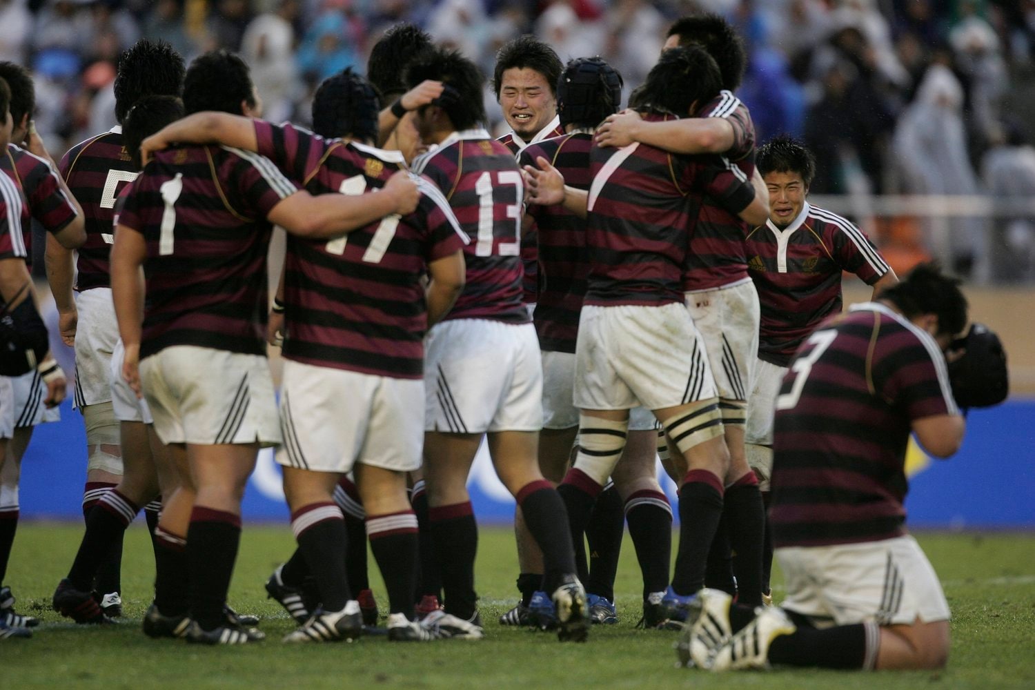 翌08年の大学選手権決勝では慶応大相手に勝利。試合後に喜ぶ五郎丸ら ©BUNGEISHUNJU