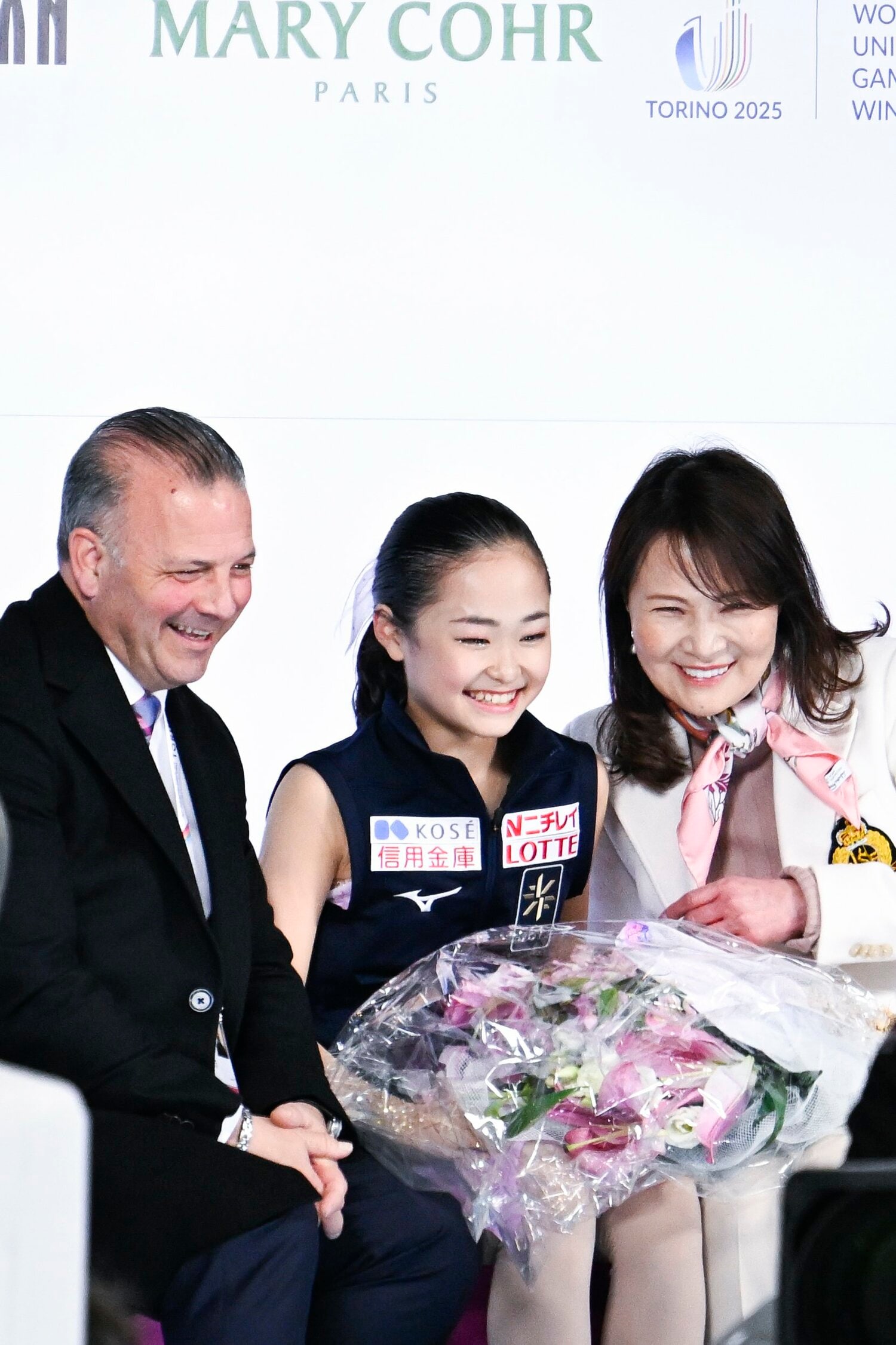 ジスラン・ブリアン（左）、濱田見栄（右）とともに優勝を喜ぶ島田麻央　©︎Asami Enomoto