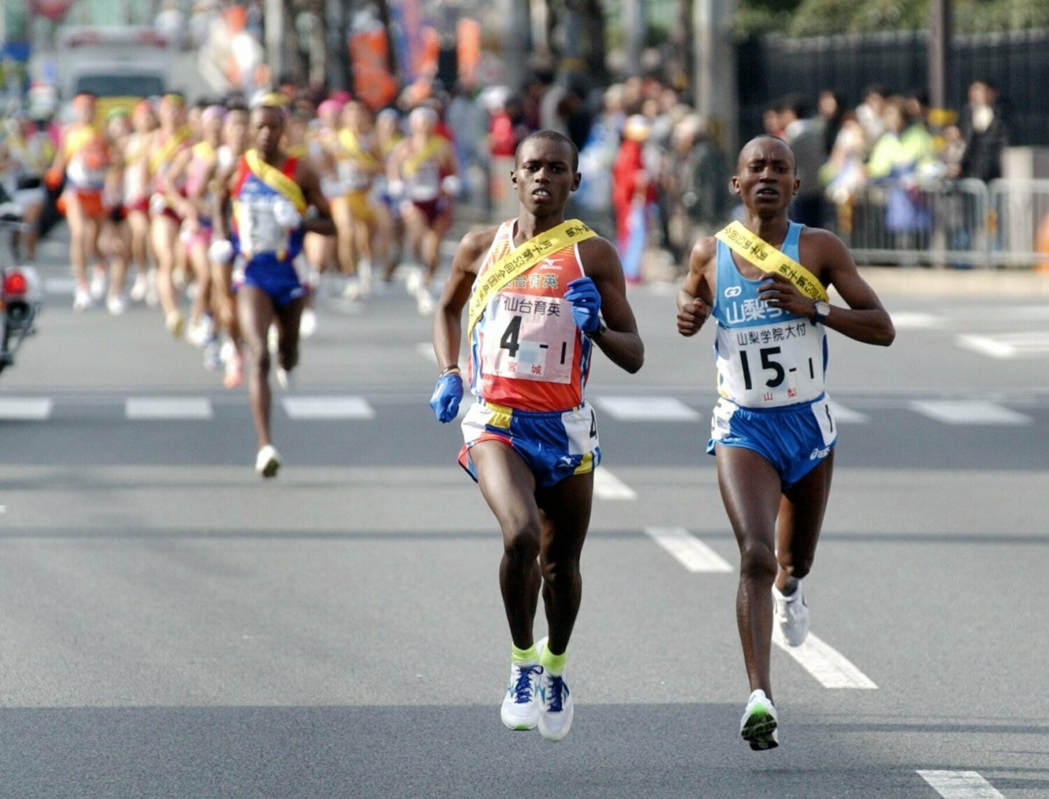仙台育英のワンジル(左)や山梨学院のモグスなど、日本人にも人気の留学生ランナーが都大路を彩ってきた ©JIJI PRESS