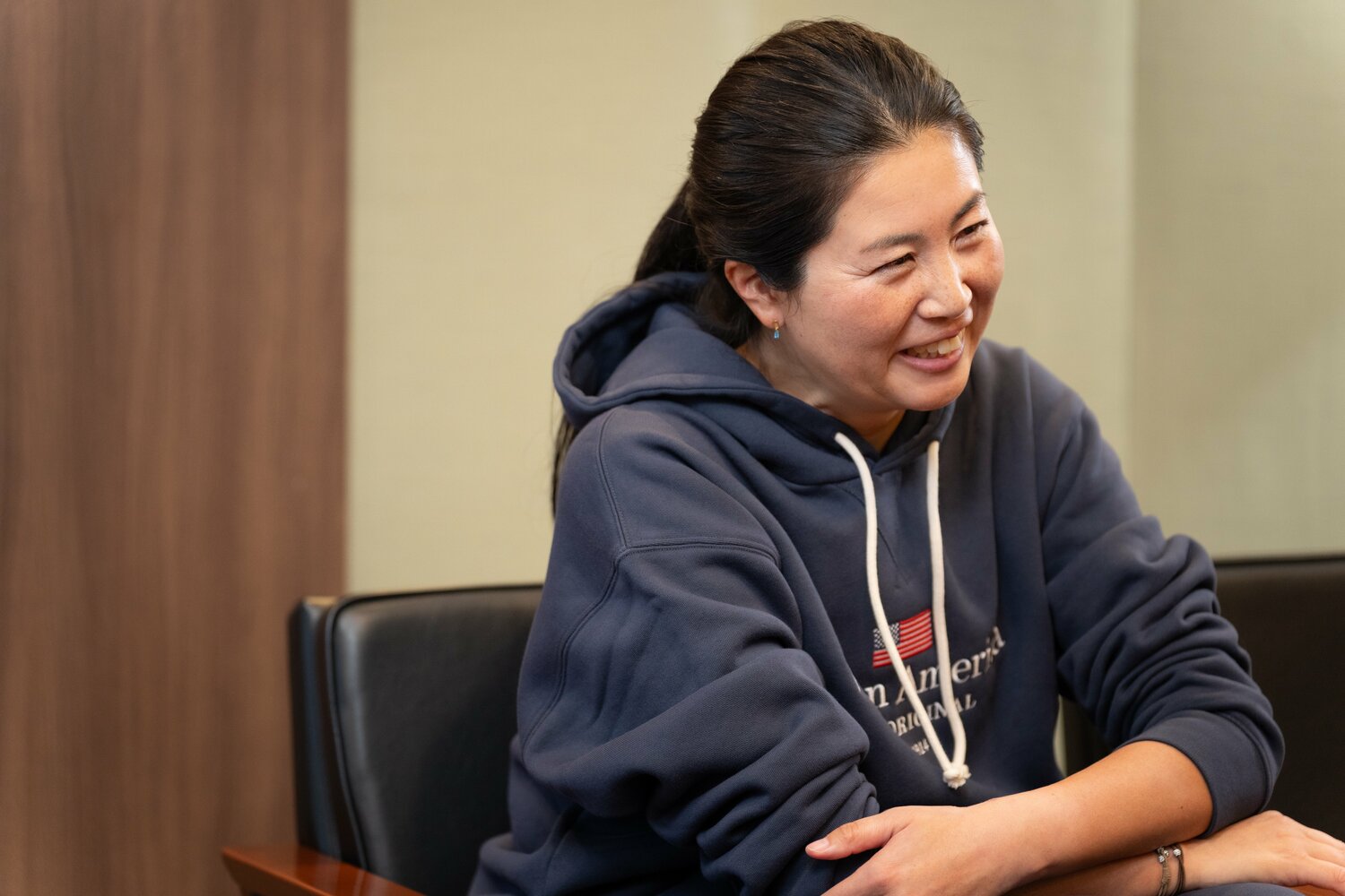 インタビューに答える西堀健実 ©Shiro Miyake