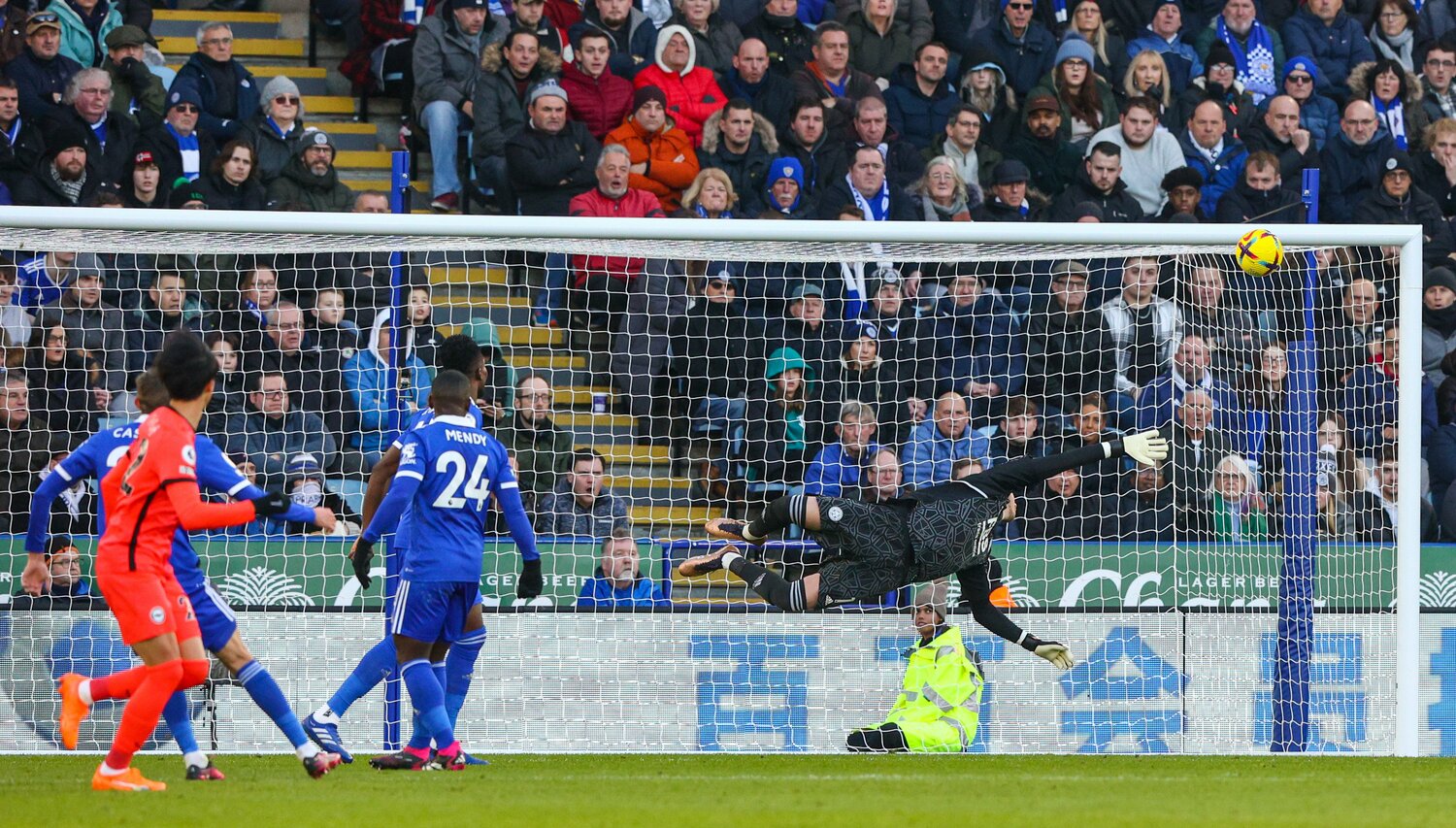 ゴール右上に吸い込まれていく。GKダニー・ウォードはノーチャンスだ（1／2枚）　©Getty Images
