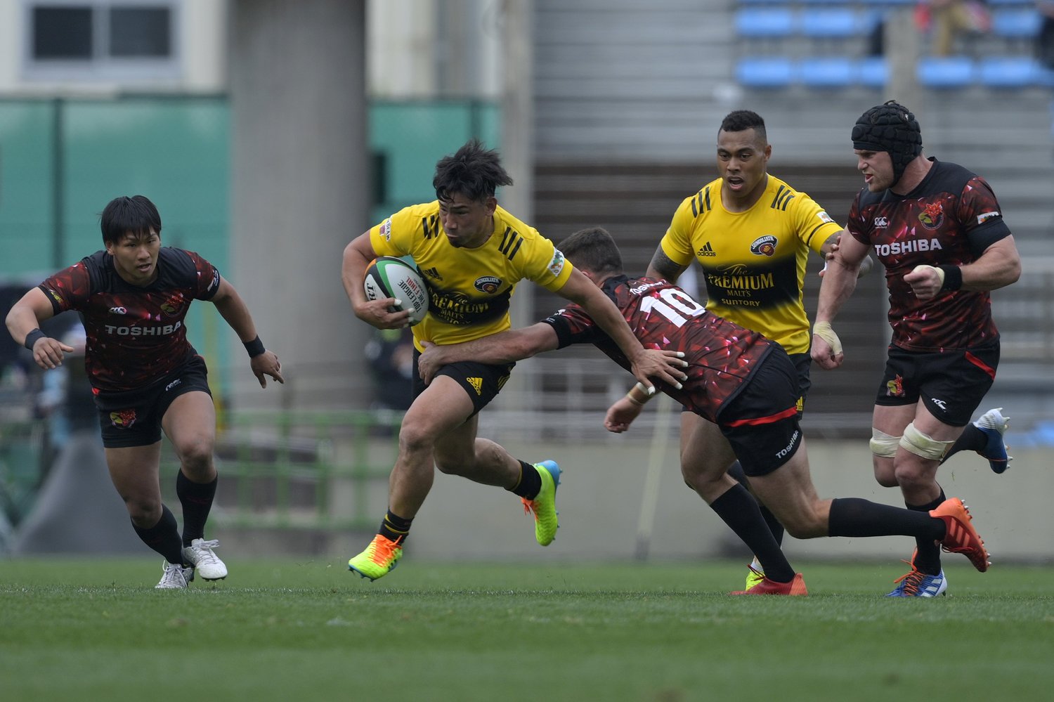 今季からサントリーの主将に就任した中村亮土。豪華なタレントが揃うチームの中で、気の利いたプレーぶりが目立っている ⒸKoki Nagahama/Getty Images