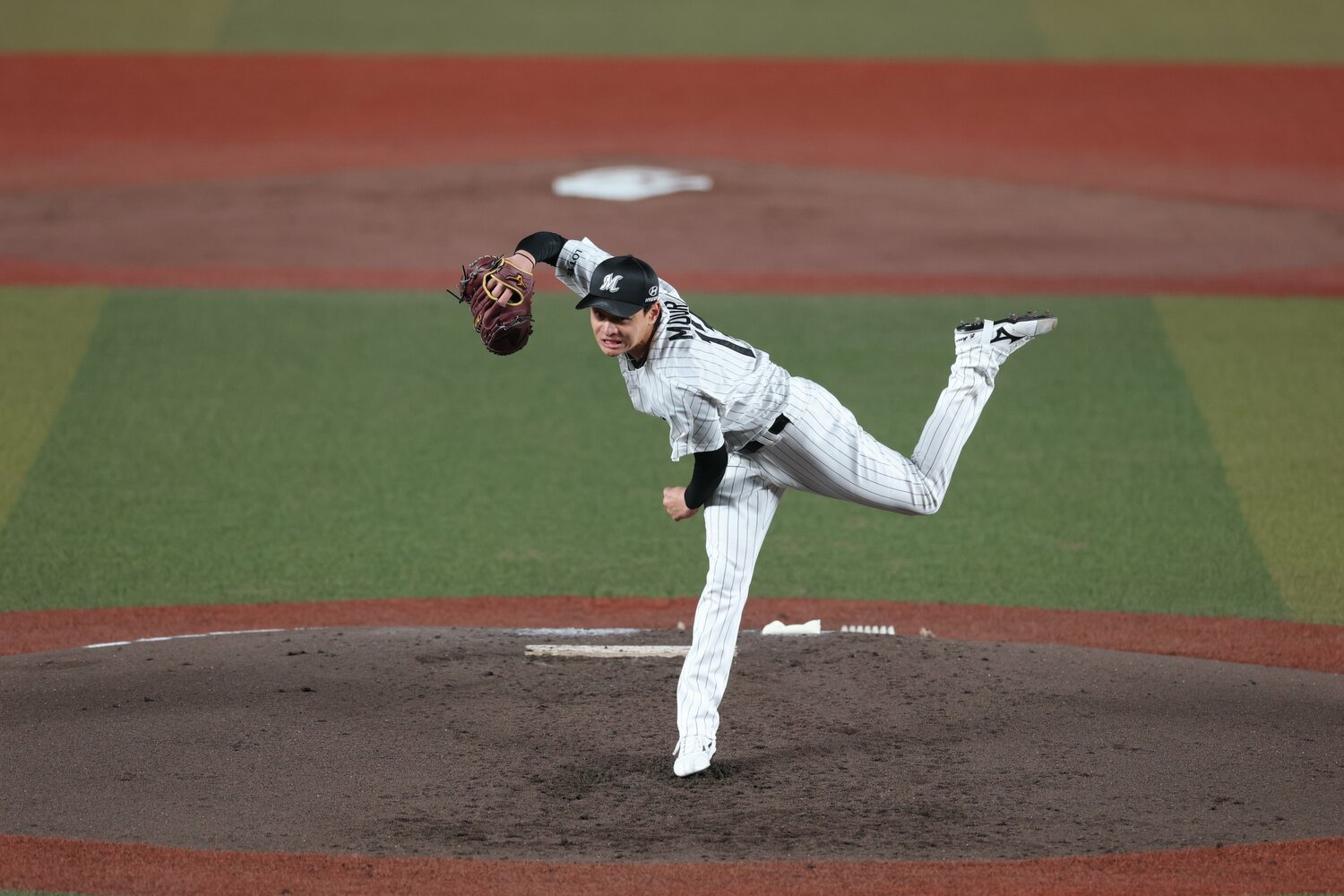 ダイナミックなフォームから気持ちのいいボールを投げ込む ©Chiba Lotte Marines