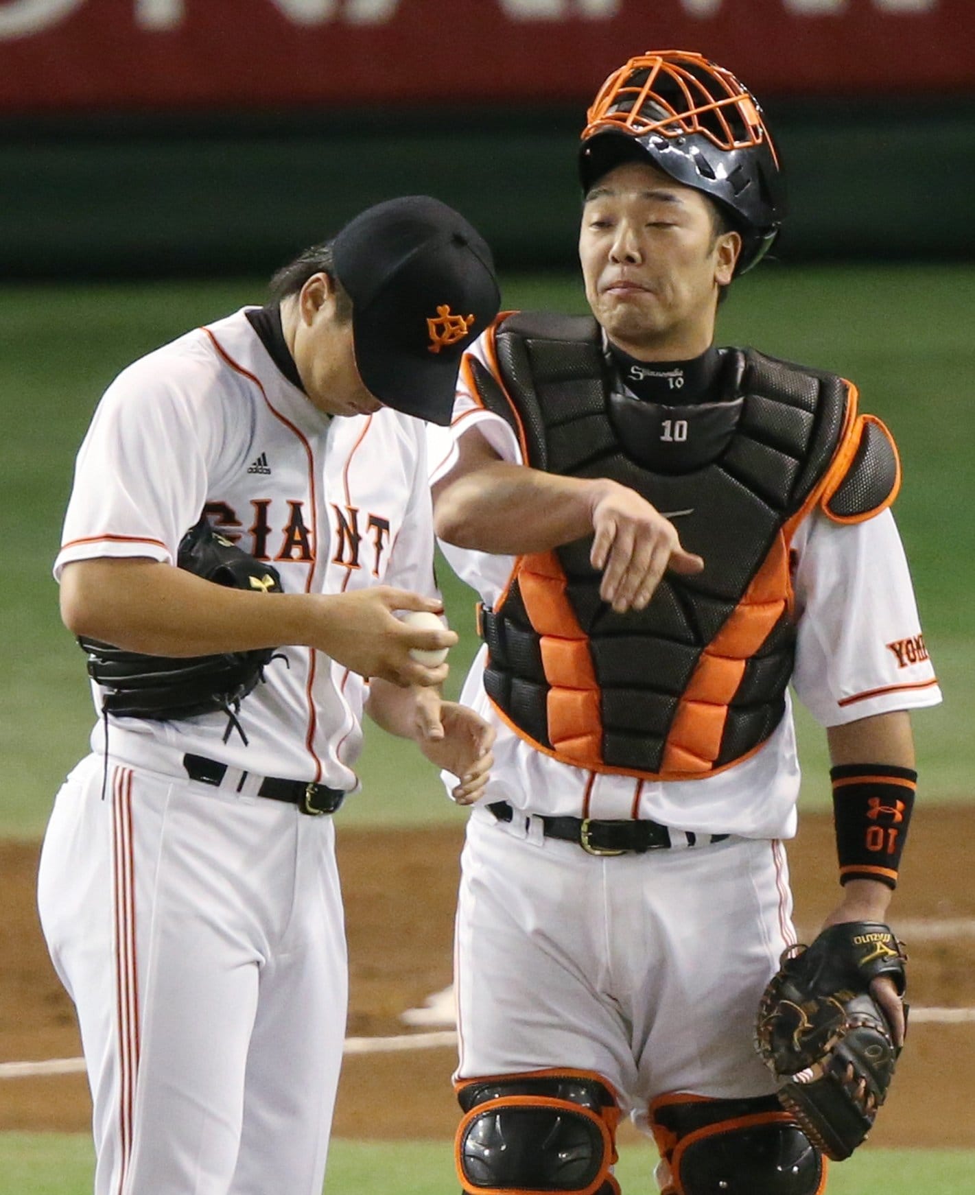 2012年10月28日、ピンチを招いた先発・澤村拓一の頭をたたく阿部　©JIJI PRESS