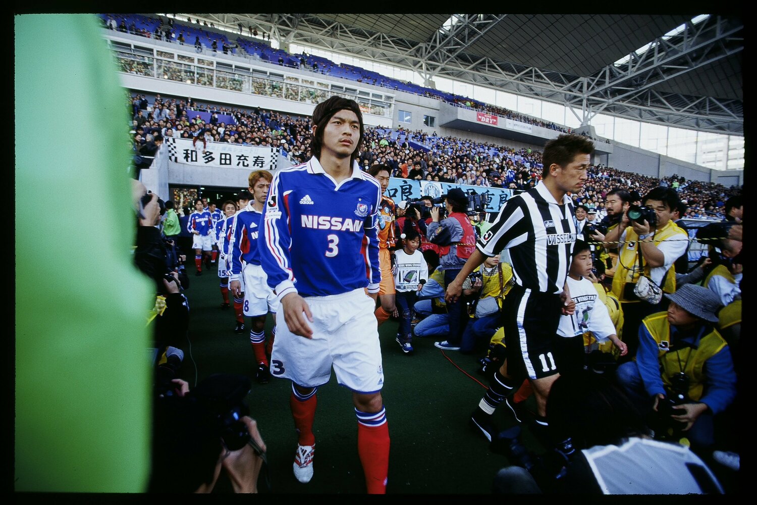 2001年シーズン、ヴィッセル神戸との最終節に臨むマリノスの松田直樹　©︎J.LEAGUE