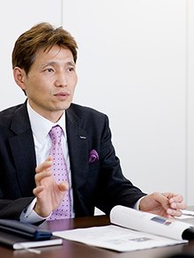 石川泰弘さん　Yasuhiro Ishikawa
株式会社バスクリンの広報責任者。温泉入浴指導員、睡眠改善インストラクターの資格を持ち、「お風呂博士」として講演を行なうほか、テレビ、雑誌などでも活躍している。監修したムックに『睡眠・入浴・ストレッチ　疲れはその日に取り除く！』（日本文芸社）などがある。
