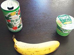 ＜昼＞ 昼253kcal。昼は食べない2食だが、血糖値が下がって集中力が落ちないようにバナナなどで補っている。