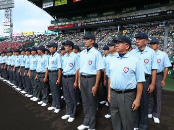 「アンパイアの判断がいちばん正しいんです」続く熱戦のウラ側で…相次ぐ“誤審疑惑”に揺れる高校野球　現役審判員が語る「ジャッジのリアル」＜Number Web＞ photograph by JIJI PRESS