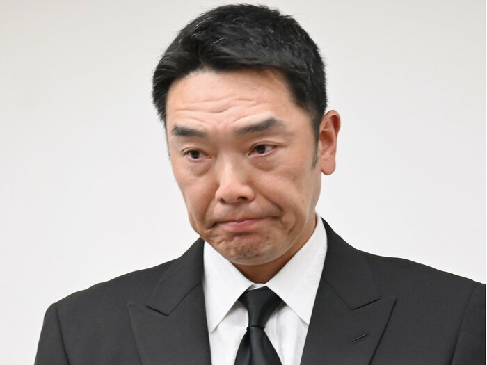 衝撃の逮捕から一夜で涙の会見…巨人・阿部慎之助監督の辞任は”重すぎる処分”だったのか？「監督を続けることは許されないと考えました」＜Number Web＞ photograph by JIJI PRESS
