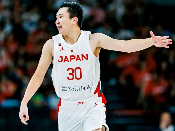 バスケ五輪代表・富永啓生（23歳）はなぜ「高卒→アメリカ行き」を決断できたのか…「尊敬している」渡邊雄太がかけた“ある言葉”とは？＜Number Web＞ photograph by Kiichi Matsumoto