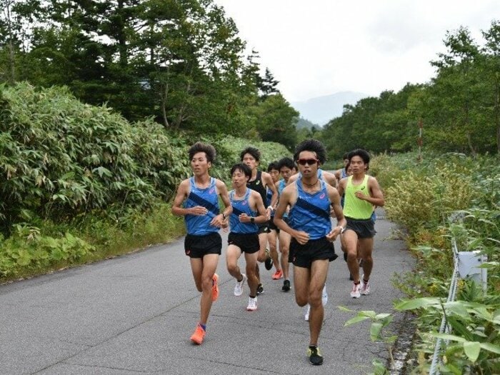 帝京大学駅伝部、ナゾの“はっぴ組”とは？ 「布団の上げ下ろし、食事の配膳もする」“バイト”ランナー＜Number Web＞ photograph by Satoshi Wada