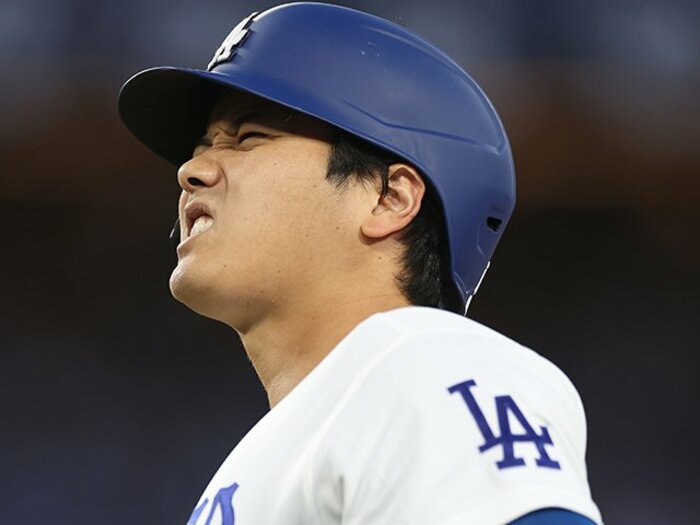 「あぁっ！」大谷翔平が絶叫した死球→右肩に巨大湿布…ドジャースGMが「議論しなければ」と語った“投手専念”、まさか2日後にやってくるとは＜Number Web＞ photograph by Sean M.Haffey/Getty Images