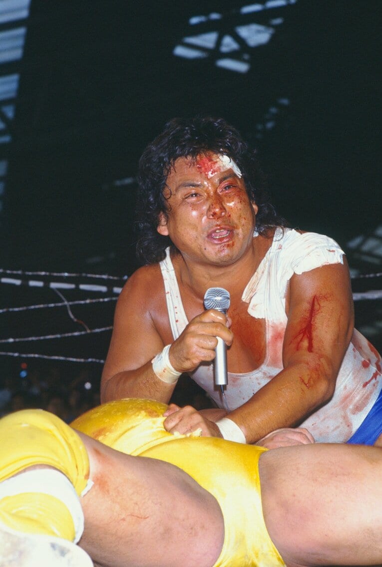 1990年8月4日、大仁田厚vsターザン後藤「ノーロープ有刺鉄線電流爆破デスマッチ」©︎BUNGEISHUNJU