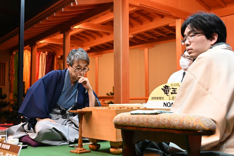将棋・竜王戦　盤上を見つめる羽生善治九段（左）、手前は豊島将之竜王　©読売新聞社（撮影・若杉和希、読売オンライン・竜王戦デジタルストーリーより）