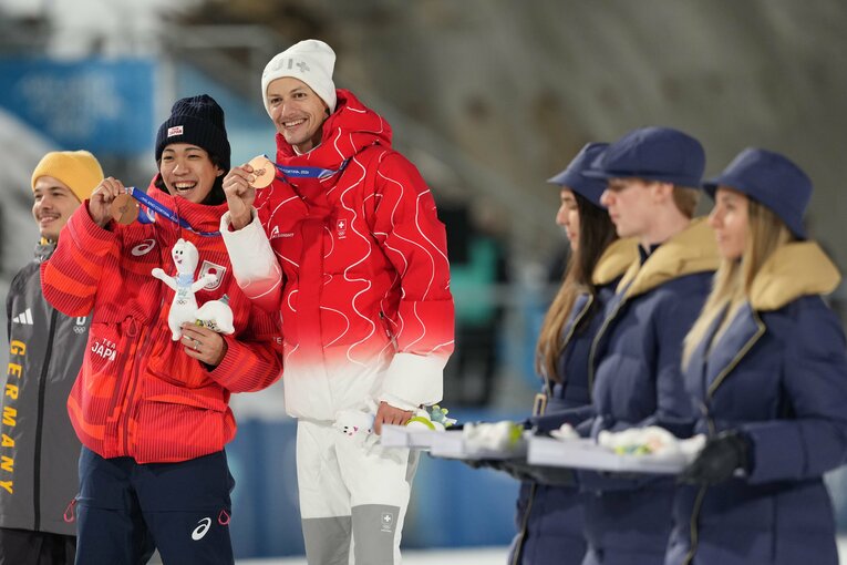 メダルセレモニーでの二階堂蓮。同点で銅メダルを分け合ったグレゴア・デシュバンデン（スイス）と大喜び　©Tutomu Kishimoto / JMPA