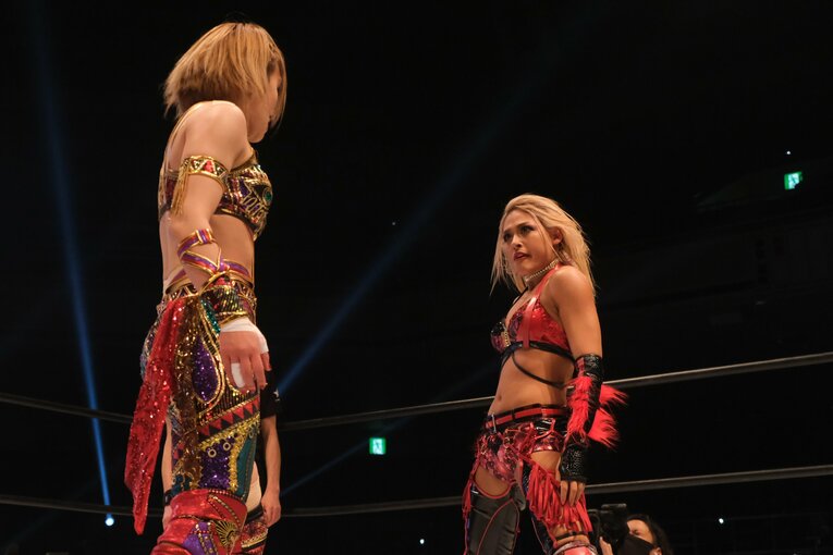 リングで対峙したジュリアと朱里　©Norihiro Hashimoto