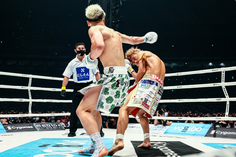 バックハンドブローを避ける武尊　©THE MATCH 2022/Susumu Nagao