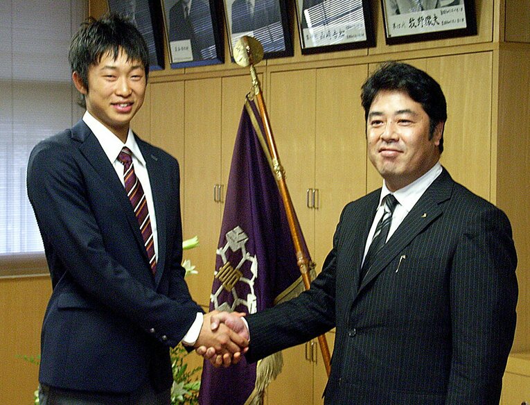 楽天の米田球団代表（右）から指名あいさつを受けた寺田。球団も高い評価をしていた　©︎JIJI PRESS