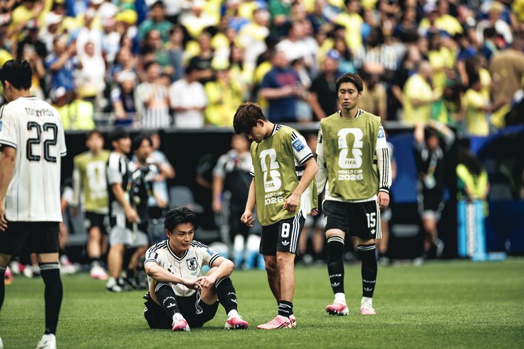 【テレビに映らなかったブラジル戦真相】試合後、涙、涙…ピッチに倒れ込む日本代表選手と励ます仲間たち。森保一監督の“痛恨の表情”も（写真は右に続きます）　©Kiichi Matsumoto/JMPA