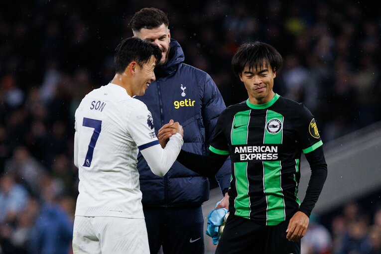 2月10日のトッテナム戦。1－2で逆転負けした試合終了後、ソン・フンミンが三笘に歩み寄り握手を交わした　©AFLO