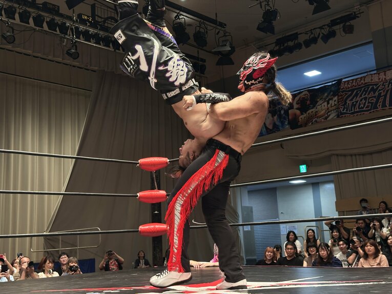 スワイプすると「エル・デスペラードvs葛西純」など激闘写真をご覧になれます　©Norihiro Hashimoto